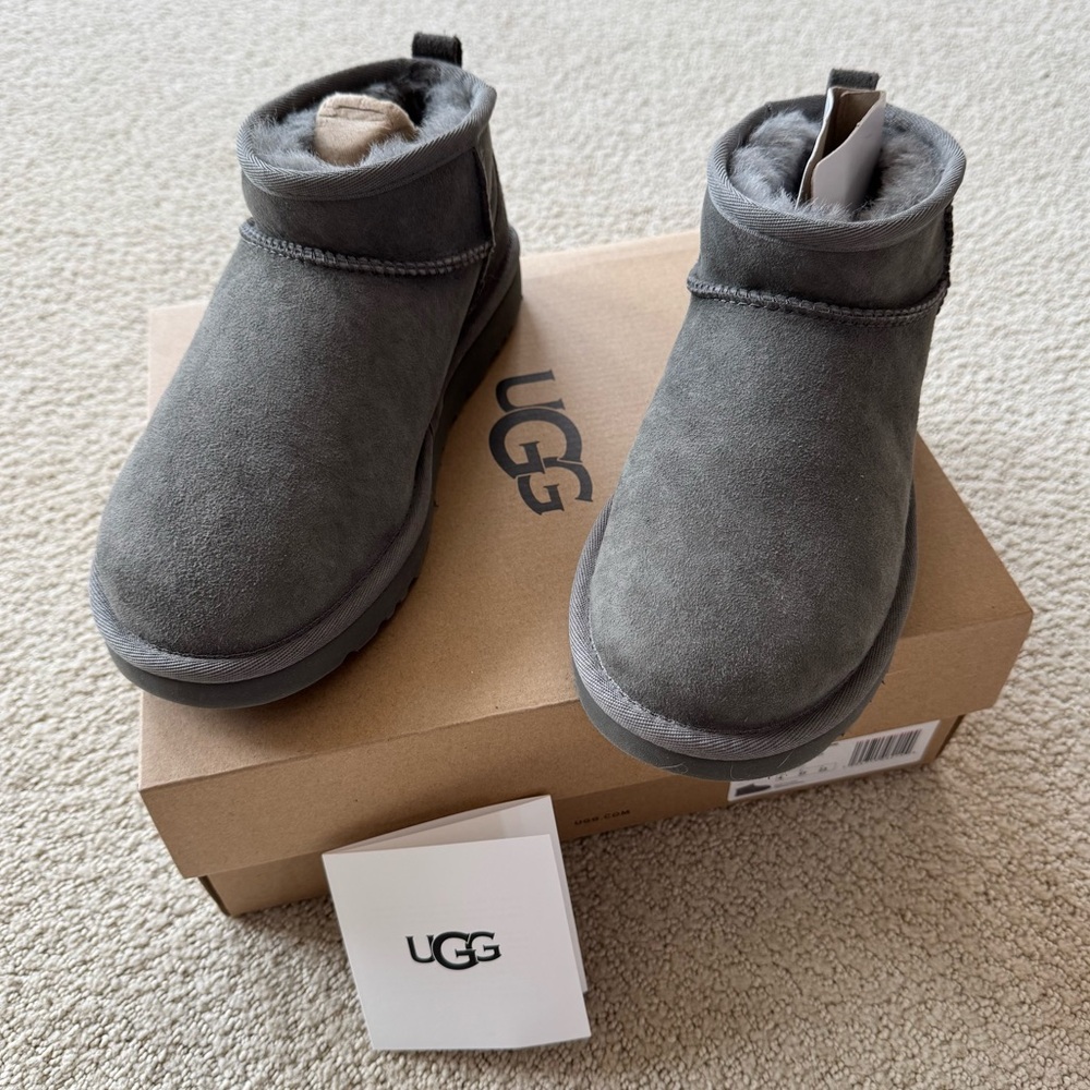 NWT UGG Classic Mini